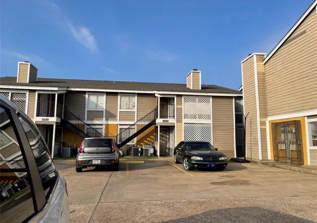 Photo 2 of Sale Pending at 12619 Ashford Meadow Dr, Houston, TX 77082 | MLS# 4637321 | Listing updated on 2026-09-11