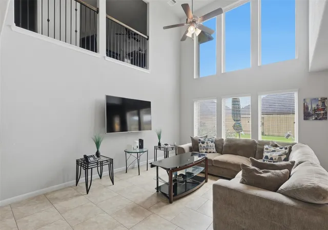 4th image of 12535 W Hillock Ln, Houston, TX 77047 | MLS# 95246704