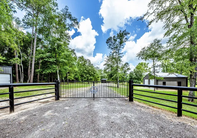 Homes for sale in New Waverly, TX | 49 Sandy Creek Farm Rd, New Waverly, TX 77358 | MLS# 35286548