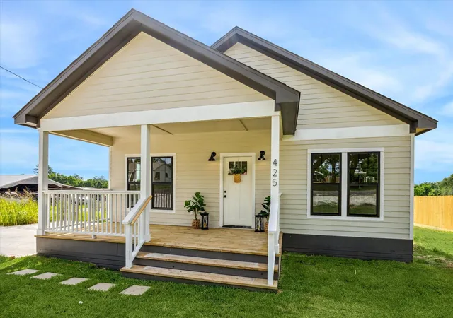 Photo 1 of Single family home for sale at 425 N Holland, Bellville, TX 77418 | MLS# 74935031 | Listing updated on 2026-09-16