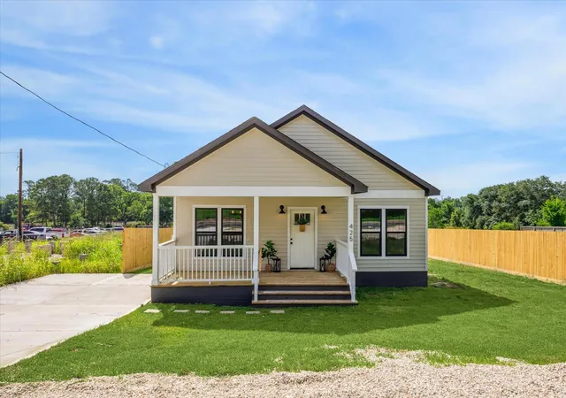 Photo 2 of Single family home for sale at 425 N Holland, Bellville, TX 77418 | MLS# 74935031 | Listing updated on 2026-09-16