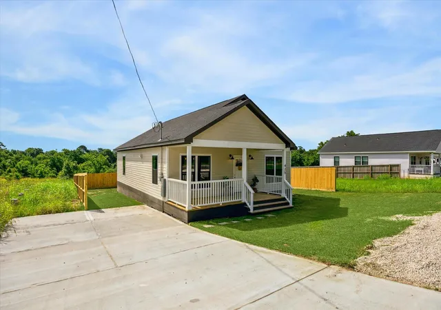 Photo 3 of Single family home for sale at 425 N Holland, Bellville, TX 77418 | MLS# 74935031 | Listing updated on 2026-09-16