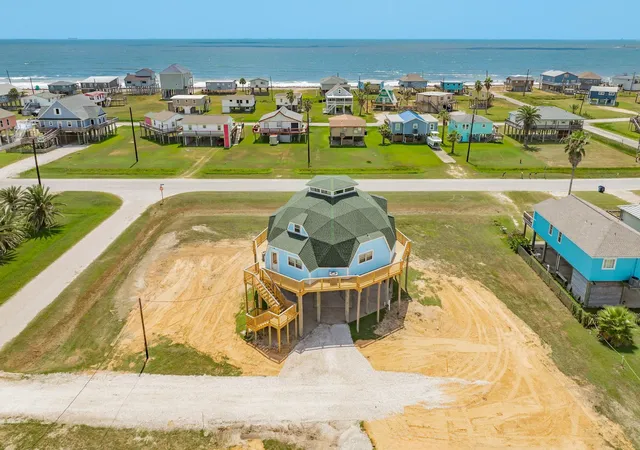 Photo 2 of Single family home for sale at 810 Surf Dr, Surfside Beach, TX 77541 | MLS# 54029545 | Listing updated on 2026-08-29