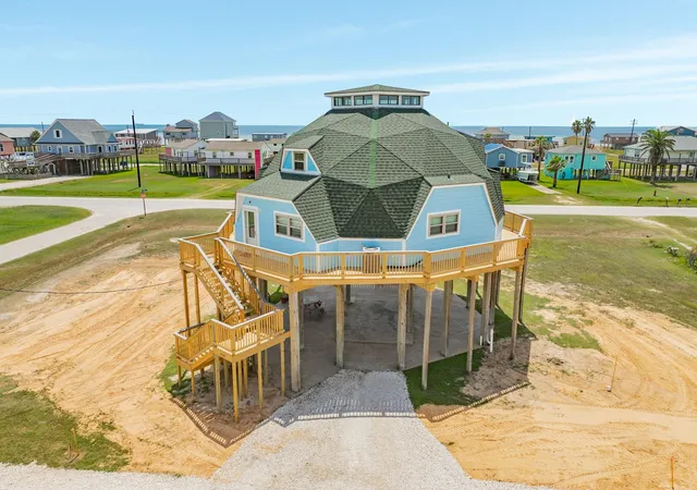 Photo 3 of Single family home for sale at 810 Surf Dr, Surfside Beach, TX 77541 | MLS# 54029545 | Listing updated on 2026-08-29
