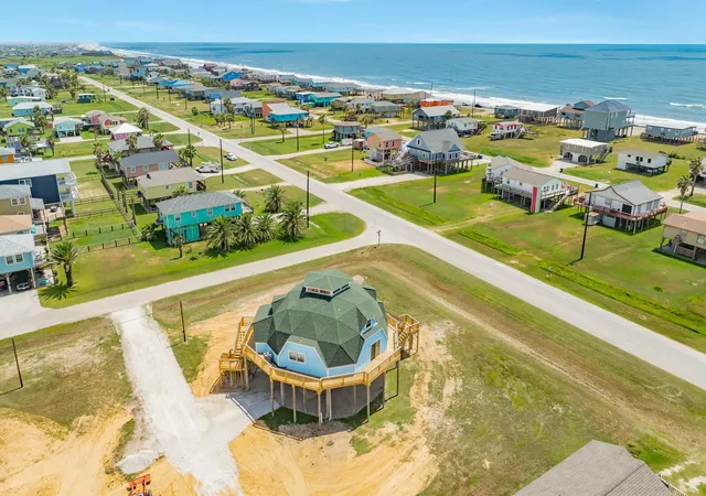 Photo 4 of Single family home for sale at 810 Surf Dr, Surfside Beach, TX 77541 | MLS# 54029545 | Listing updated on 2026-08-29