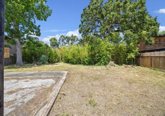 Photo 3 of Sale Pending at 6 Briar Dale Ct, Houston, TX 77027 | MLS# 91232023 | Listing updated on 2026-09-08