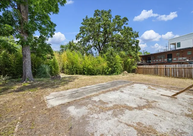 Photo 3 of Sale Pending at 6 Briar Dale Ct, Houston, TX 77027 | MLS# 91232023 | Listing updated on 2026-09-08
