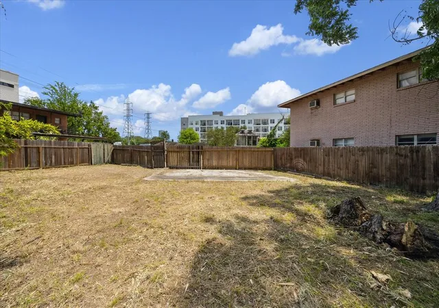 Photo 4 of Sale Pending at 6 Briar Dale Ct, Houston, TX 77027 | MLS# 91232023 | Listing updated on 2026-09-08