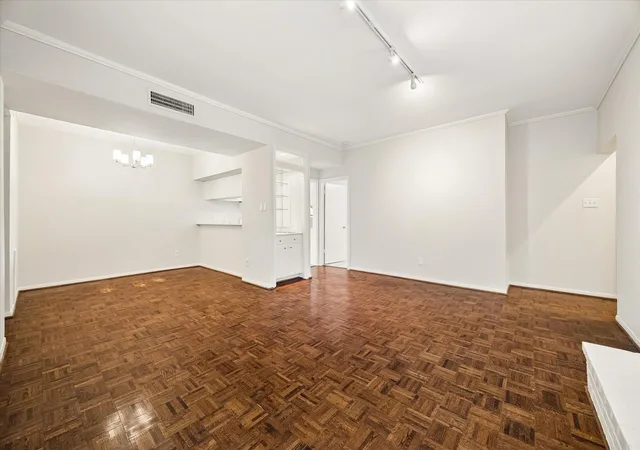 Listing Photo 5 - Condo for sale in building located at 718 Bering Dr, Houston, TX 77057 - Unit #B