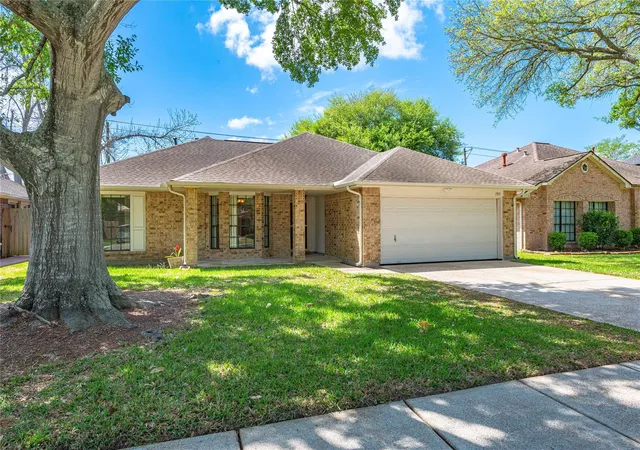 2nd image of 1911 Edinburg Ave, League City, TX 77573 | MLS# 43653121