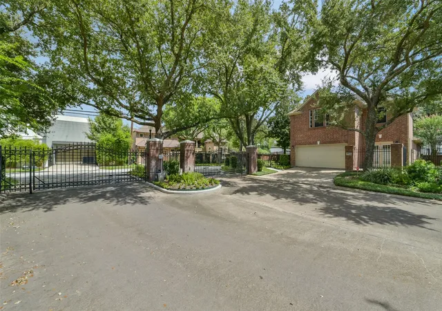 Photo 3 of Sale Pending at 4903 Williams Court Ln, Houston, TX 77081 | MLS# 84427768 | Listing updated on 2026-09-06