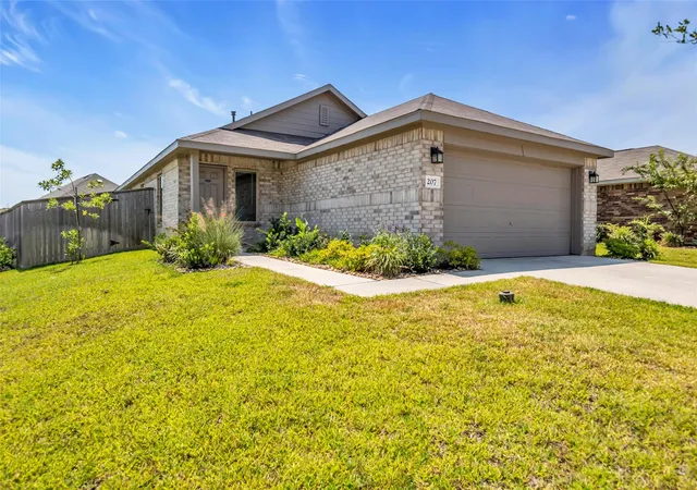 Photo 2 of Single family home for sale at 207 River Grove Ct, Willis, TX 77378 | MLS# 52846839 | Listing updated on 2026-09-19