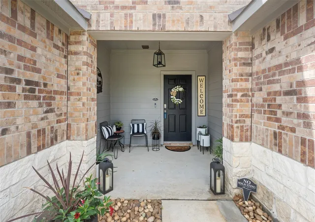 Photo 2 of Sale Pending at 2623 Lost Holly Ln, Conroe, TX 77301 | MLS# 32700689 | Listing updated on 2026-09-20