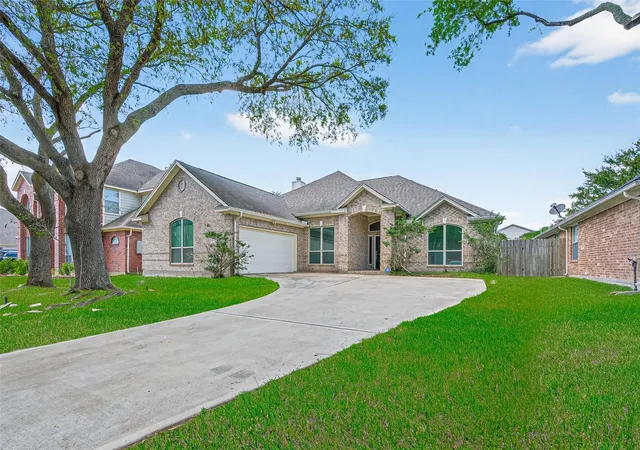 Photo 3 of Sale Pending at 12426 Shadycrest Dr, Houston, TX 77082 | MLS# 92262596 | Listing updated on 2026-08-31