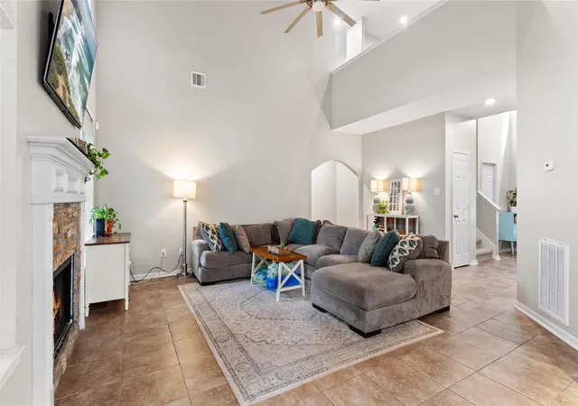 image of 1814 Barretts Glen Dr, Pearland, TX 77581 | MLS# 37244290