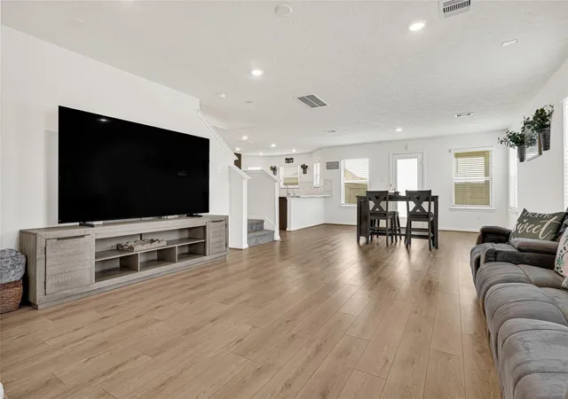 Photo 3 of Single family home for sale at 5510 Blackbird Ln, Hitchcock, TX 77563 | MLS# 57776319 | Listing updated on 2026-08-23