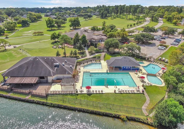 2nd image of 104 Lakeview Ter, Conroe, TX 77356