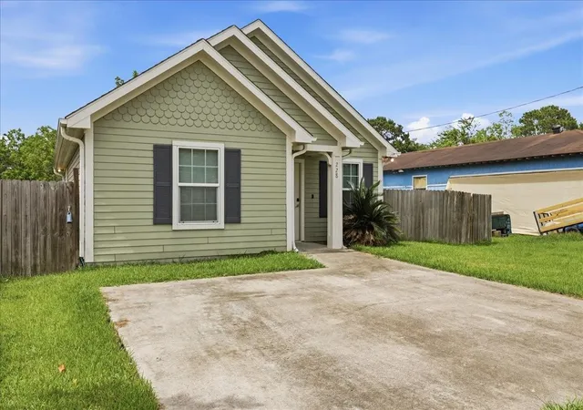 Homes for sale in Winnie, TX | 228 W Elm Ave, Winnie, TX 77665 | MLS# 49514838