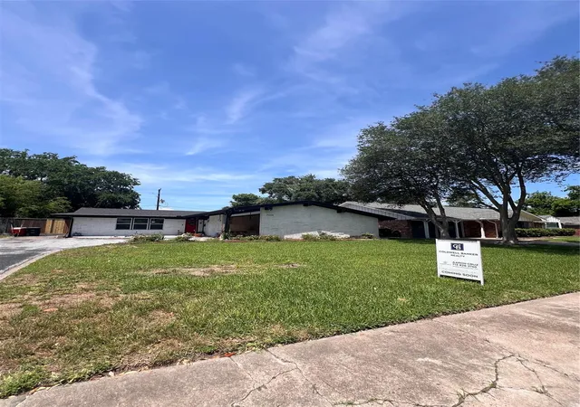 Photo 2 of Sale Pending at 7034 Langdon Ln, Houston, TX 77074 | MLS# 15974036 | Listing updated on 2026-09-01
