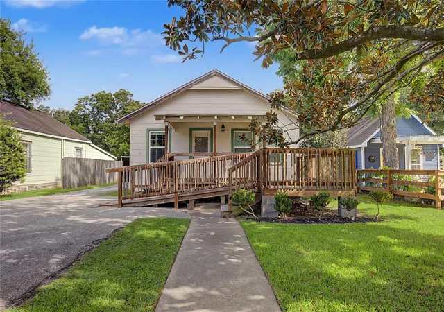 1st image of 304 Foster St, Tomball, TX 77375 | MLS# 72605615