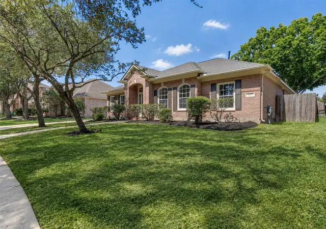 Photo 2 of Sale Pending at 3319 Almond Creek Dr, Houston, TX 77059 | MLS# 57916101 | Listing updated on 2026-09-10