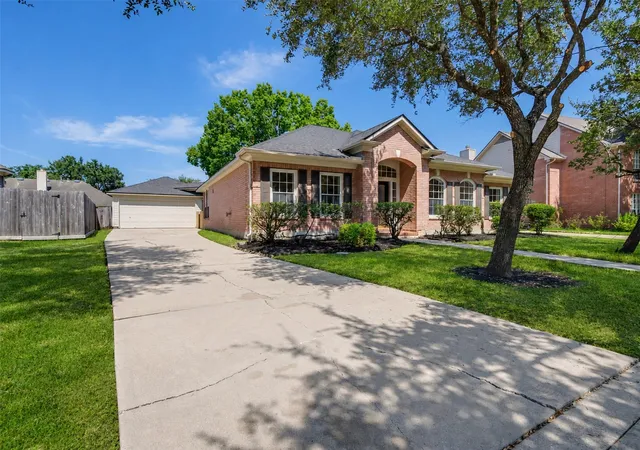 Photo 3 of Sale Pending at 3319 Almond Creek Dr, Houston, TX 77059 | MLS# 57916101 | Listing updated on 2026-09-10