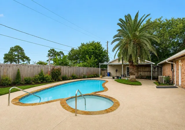 2nd image of 327 Maple Dr, Hitchcock, TX 77563 | MLS# 52322340