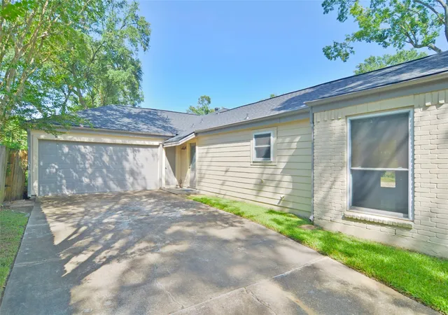 Photo 3 of Sale Pending at 4247 Crownwood Dr, Seabrook, TX 77586 | MLS# 61975777 | Listing updated on 2026-09-05