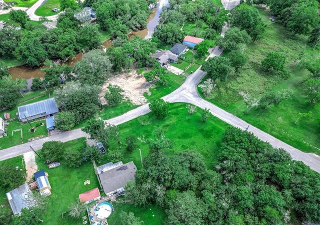 4th image of 335 & 339 Treasure Dr, Liverpool, TX 77577 | MLS# 95138934