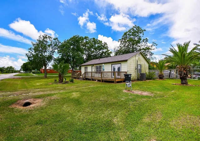 Homes for sale in Palacios, TX | 1301 2nd St, Palacios, TX 77465 | MLS# 62189529