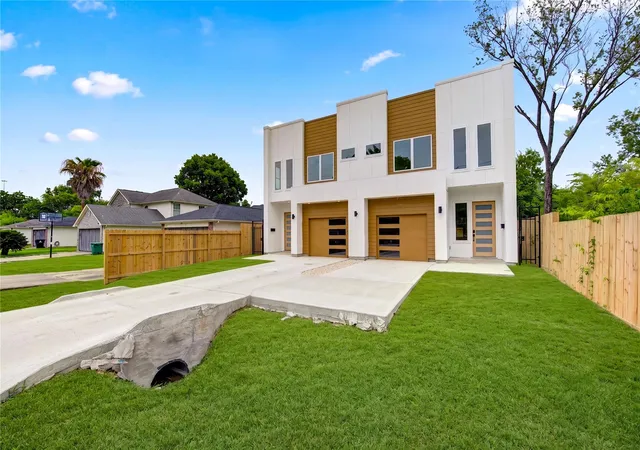 4th image of 7827 Brandon St #A/B, Houston, TX 77051 | MLS# 10830970