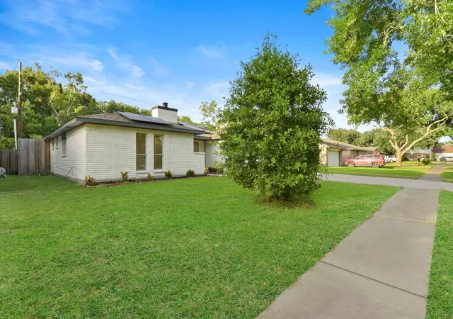 Photo 3 of Single family home for sale at 2322 Aprilmont Dr, Sugar Land, TX 77498 | MLS# 12410731 | Listing updated on 2026-09-27