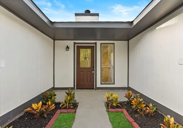 Photo 4 of Single family home for sale at 2322 Aprilmont Dr, Sugar Land, TX 77498 | MLS# 12410731 | Listing updated on 2026-09-27