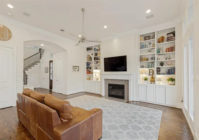 Photo 3 of Sale Pending at 1732 W 23rd Street, Houston, TX 77008 | MLS# 34131350 | Listing updated on 2026-09-16
