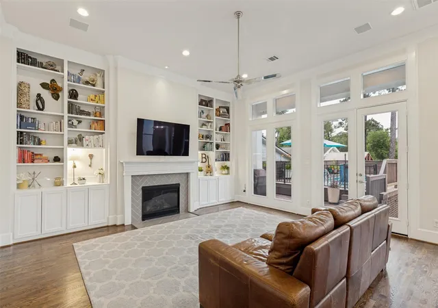 Photo 4 of Sale Pending at 1732 W 23rd Street, Houston, TX 77008 | MLS# 34131350 | Listing updated on 2026-09-16