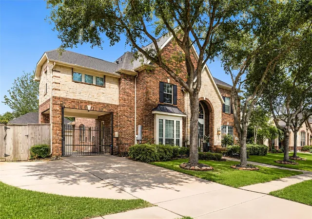 Photo 3 of Sale Pending at 2512 W Ranch Dr, Friendswood, TX 77546 | MLS# 26318500 | Listing updated on 2026-08-17