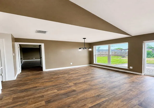 3rd image of 10942 Dunvegan Way, Houston, TX 77013 | MLS# 60188597