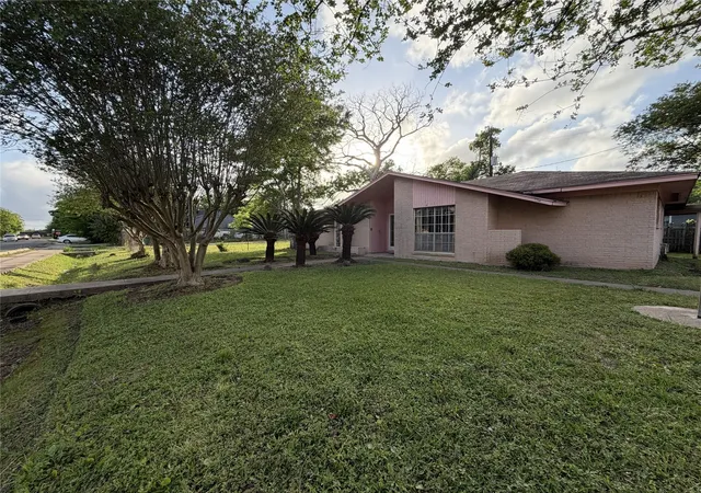 2nd image of 125 N Carolina St, Houston, TX 77029 | MLS# 25633612
