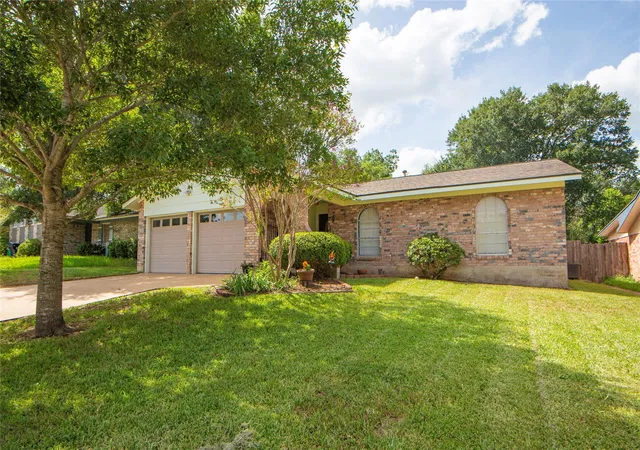 2nd image of 1003 Lawndale Ave, Brenham, TX 77833 | MLS# 52566841