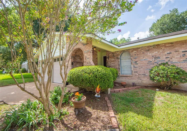 3rd image of 1003 Lawndale Ave, Brenham, TX 77833 | MLS# 52566841