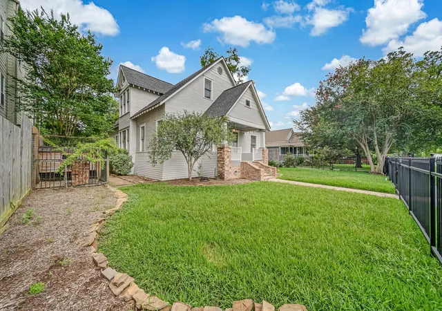 Photo 2 of Single family home for sale at 2009 Arlington St, Houston, TX 77008 | MLS# 88323801 | Listing updated on 2026-09-19