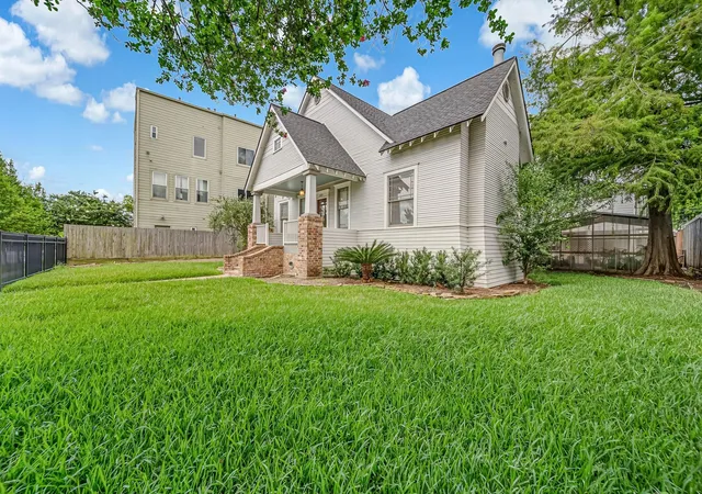 Photo 3 of Single family home for sale at 2009 Arlington St, Houston, TX 77008 | MLS# 88323801 | Listing updated on 2026-09-19