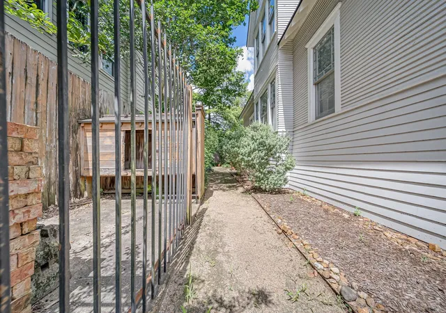Photo 4 of Single family home for sale at 2009 Arlington St, Houston, TX 77008 | MLS# 88323801 | Listing updated on 2026-09-19