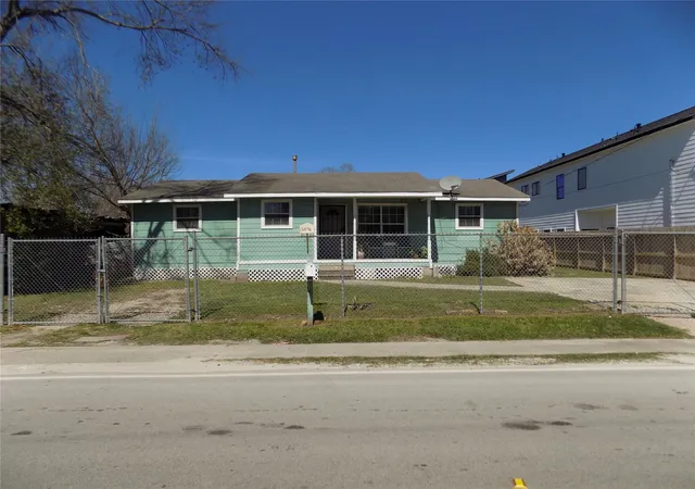 Photo 1 of Single family home for sale at 5016 Creekmont Dr, Houston, TX 77091 | MLS# 84740560 | Listing updated on 2026-03-24