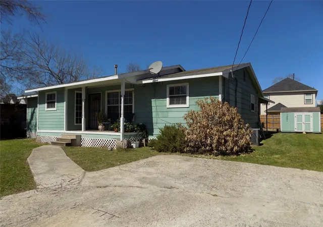 Photo 3 of Single family home for sale at 5016 Creekmont Dr, Houston, TX 77091 | MLS# 84740560 | Listing updated on 2026-03-24
