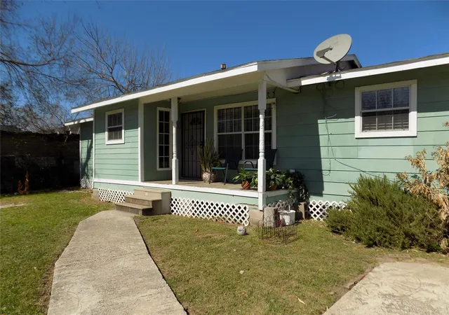 Photo 3 of Single family home for sale at 5016 Creekmont Dr, Houston, TX 77091 | MLS# 84740560 | Listing updated on 2026-03-24