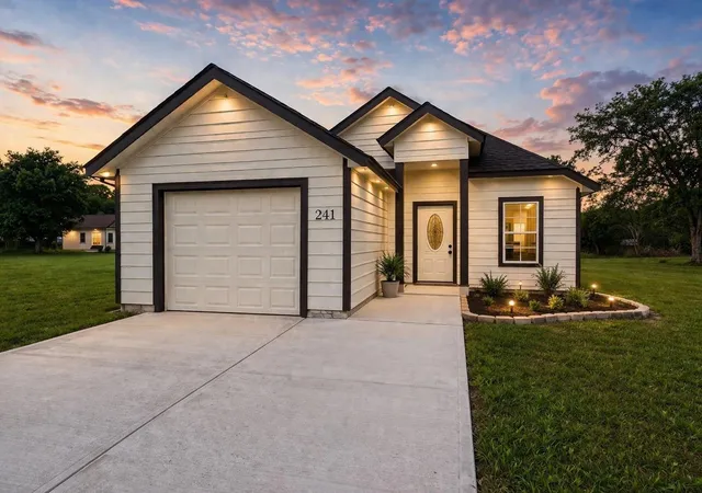 2nd image of 241 Se 19 Th St, Hempstead, TX 77445 | MLS# 52918000