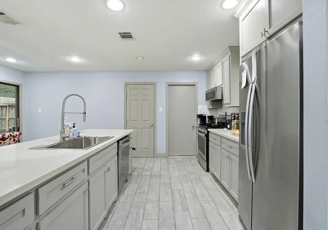 Photo 4 of Single family home for sale at 6023 Pineshade Ln, Houston, TX 77008 | MLS# 29005754 | Listing updated on 2026-09-10