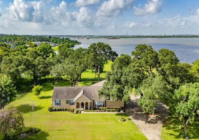 Photo 1 of Single family home for sale at 111 S 8th St, Highlands, TX 77562 | MLS# 31759012 | Listing updated on 2026-08-29