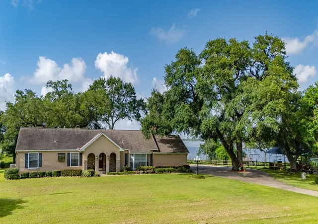 Photo 2 of Single family home for sale at 111 S 8th St, Highlands, TX 77562 | MLS# 31759012 | Listing updated on 2026-08-29